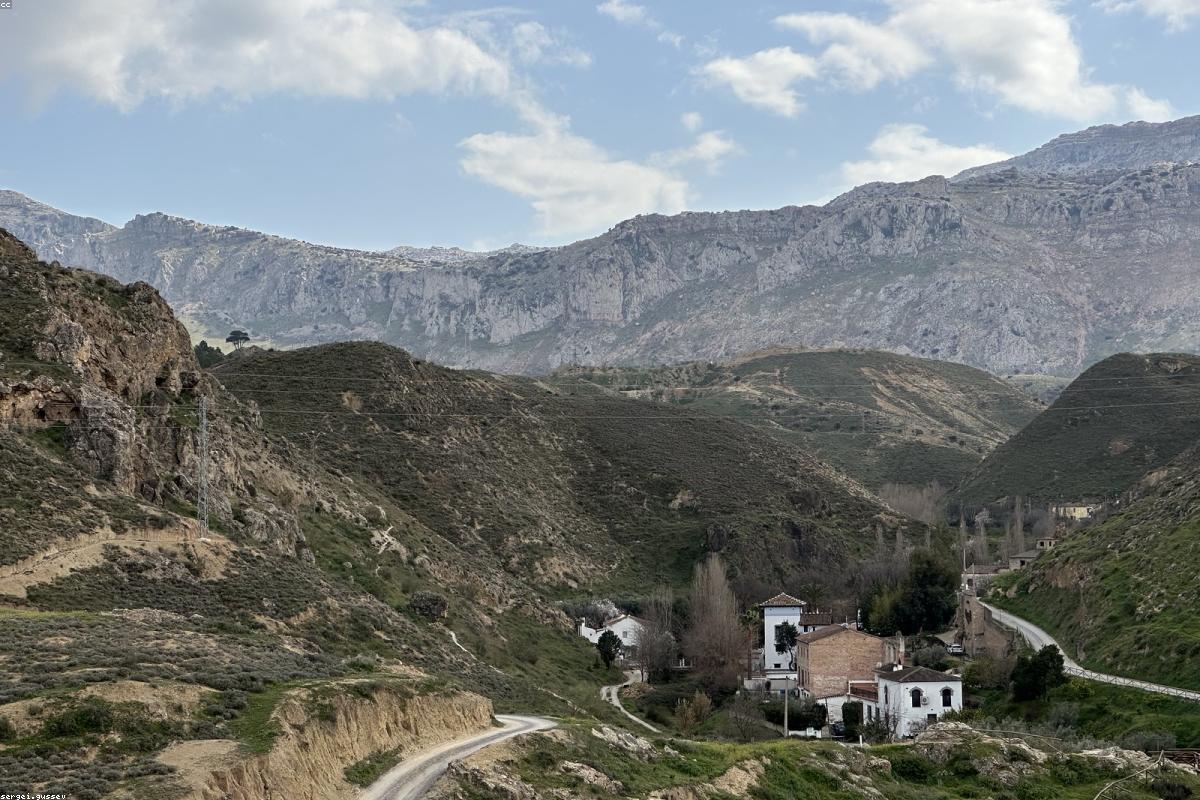 Refuge de montagne isolé sous un ciel étoilé
